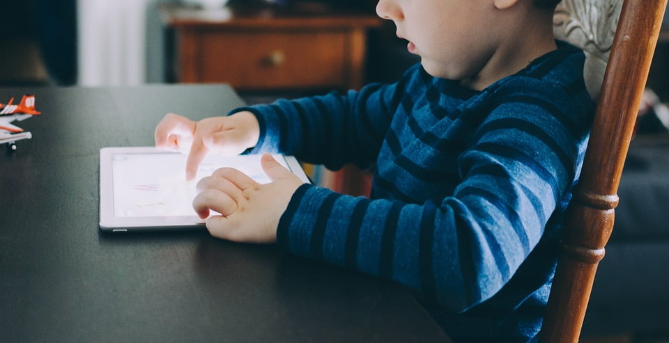 Kebanyakan Main Gadget Bisa Membahayakan Mata Anak