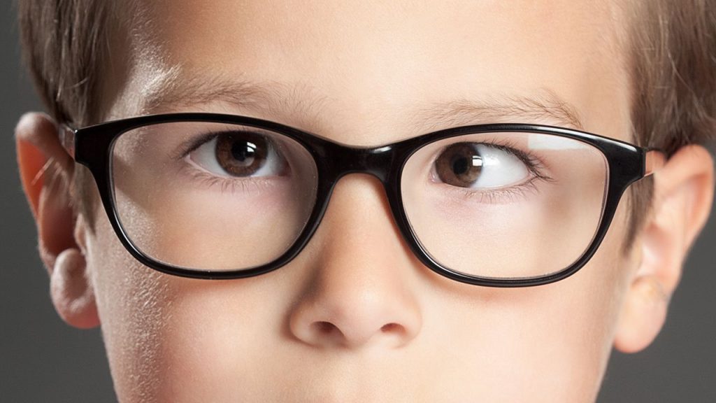 Kenali Lebih Lanjut tentang Lensa Prisma untuk Mata Juling atau Strabismus