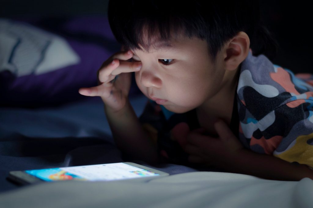 Beberapa Kebiasaan Buruk yang Membuat Mata Anak Rusak