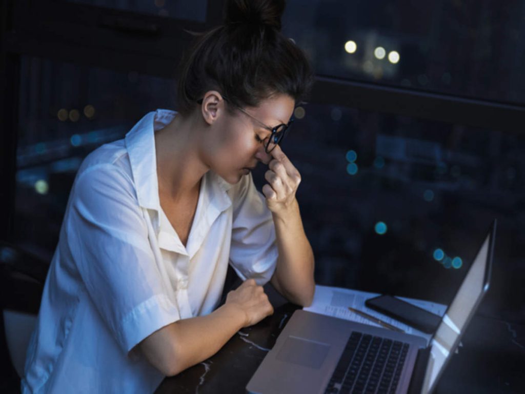 Tips Mengurangi Mata Lelah Saat Beraktivitas di Depan Gadget