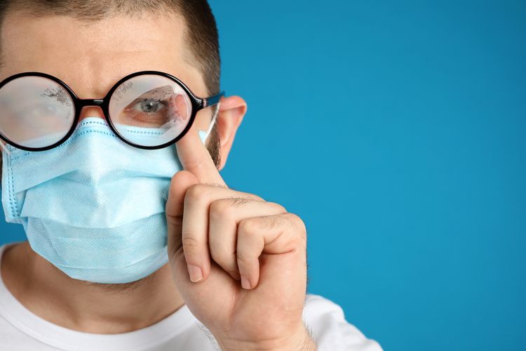 Tips Kacamata Berembun Ketika Memakai Masker di Masa Pandemi