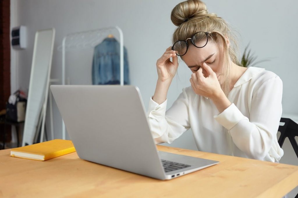 Anda Bekerja di Depan Computer? Waspadai Munculnya Computer Vision Syndrome