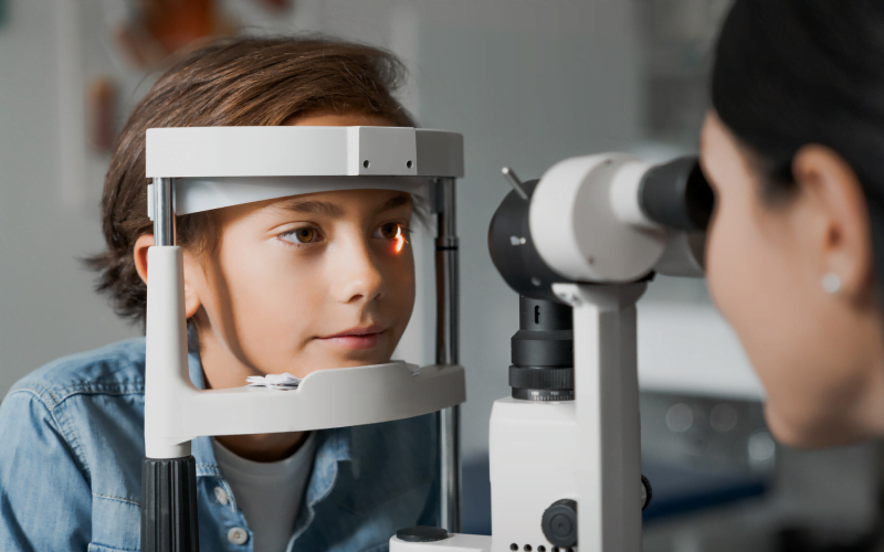 Pediatric Refraction: Langkah Penting dalam Mengidentifikasi dan Mengatasi Gangguan Penglihatan pada Anak