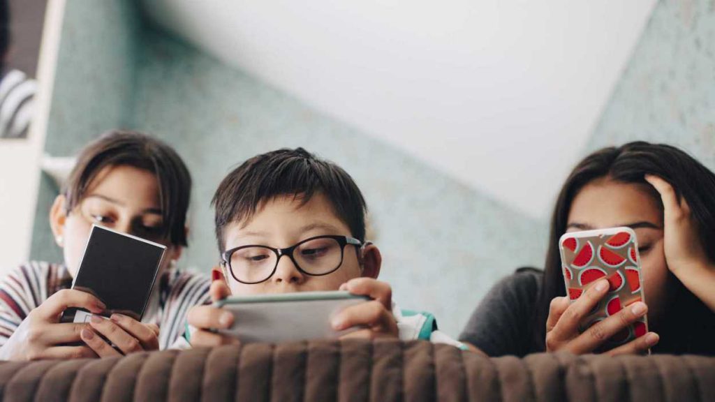 Cara Penting Mengatasi Terlalu Banyak Screen Time pada Anak