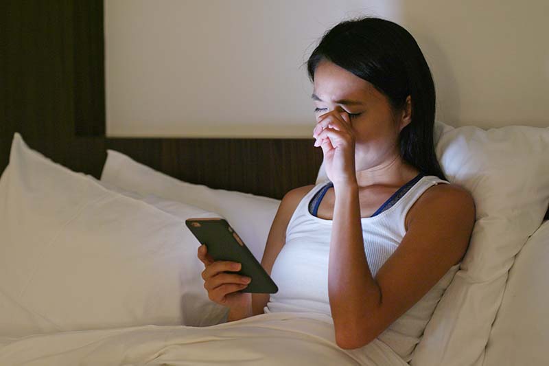 Mengapa Penggunaan Smartphone Harian Bisa Jadi Ancaman Serius Terhadap Penglihatan?