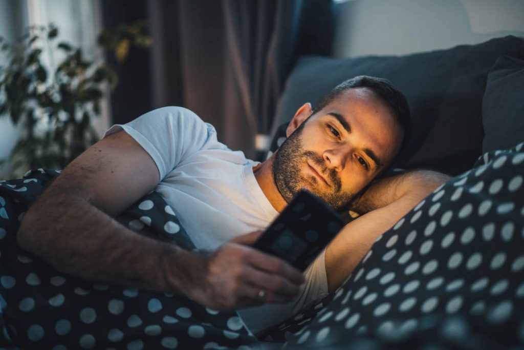 Apakah Bermain HP Sebelum Tidur Bisa Merusak Mata?