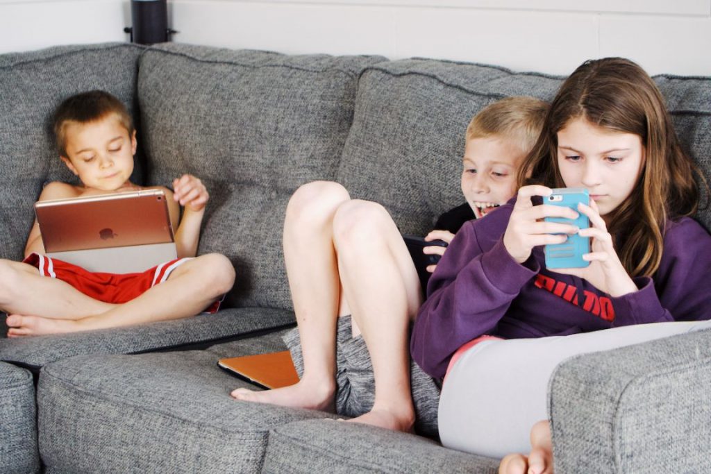 Anak Kecanduan Gadget Bisa Timbulkan Gangguan Penglihatan, Apa yang Harus Dilakukan?