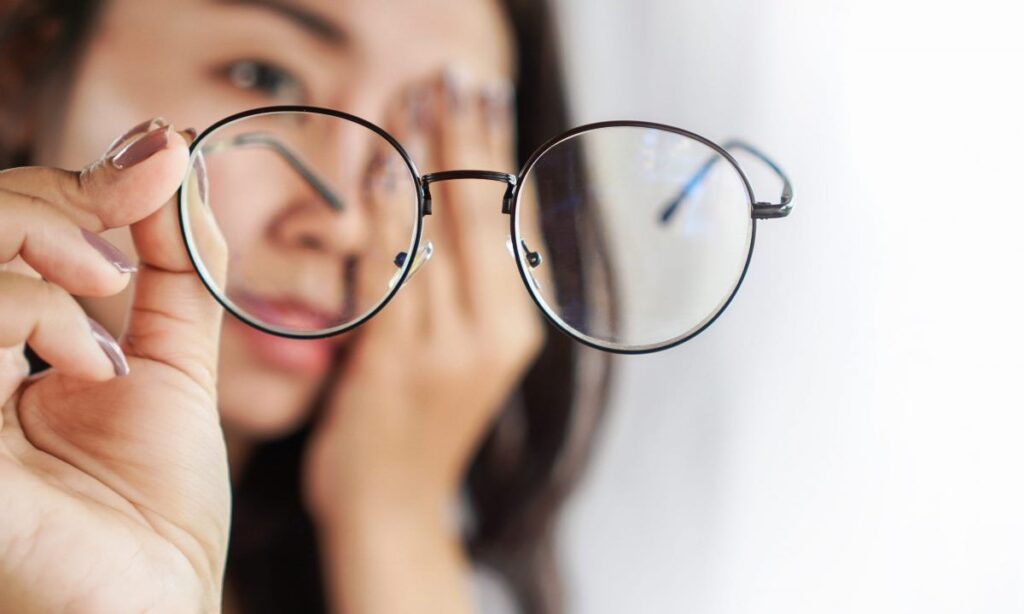 Menghadapi Penglihatan yang Buruk (Low Vision) dengan Solusi Koreksi Penglihatan