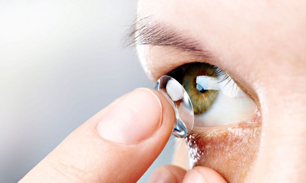 Apa Saja Risiko yang Dapat Terjadi Karena Pemakaian Softlens yang Tidak Tepat?
