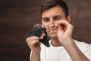 Benarkah Kacamata Rimless Mudah Rusak? Ini Tips Perawatan yang Wajib Diketahui
