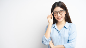 Benarkah Tidak Memakai Kacamata Bisa Mempercepat Mata Minus? Ini Penjelasannya