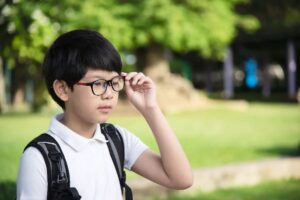 Rabun Dekat di Usia Muda: Mengapa Anak dan Remaja Bisa Mengalami Mata Plus?